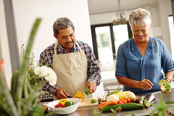 feito em casa felicidade - cooking senior adult healthy lifestyle couple imagens e fotografias de stock