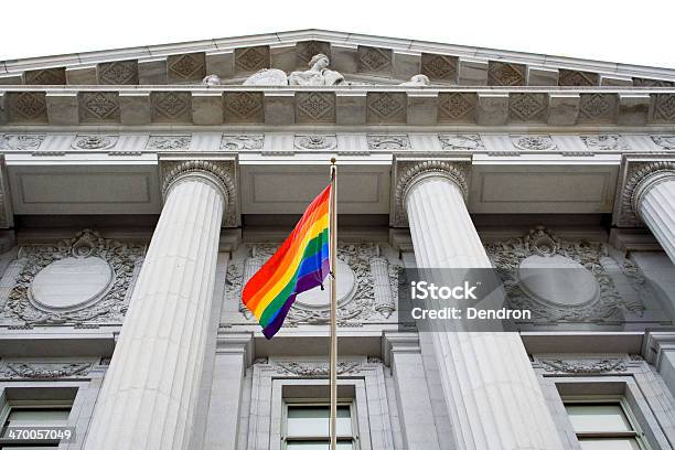 Prideflagge Im City Hall Stockfoto und mehr Bilder von LGBTQI-Rechte - LGBTQI-Rechte, LGBTQIA-Kultur, Justizwesen