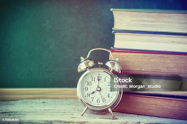 Alarm Wecker Stockfoto und mehr Bilder von Auf die Uhr sehen - Auf die Uhr sehen, Beginn des Schuljahres, Bildung