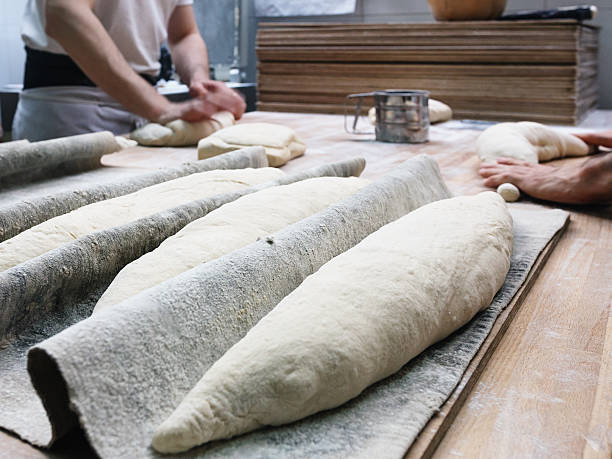 кондитерами месить хлеб тесто - soda bread bread brown bread loaf of bread стоковые фото и изображения