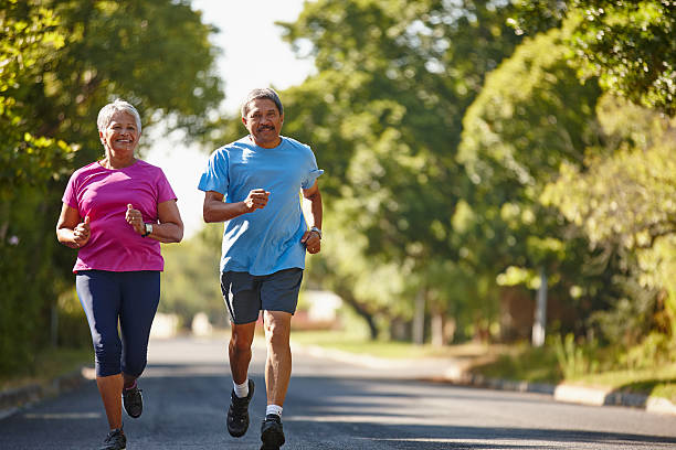 salubridade da felicidade e é nosso objetivo - couple stretching running jogging - fotografias e filmes do acervo