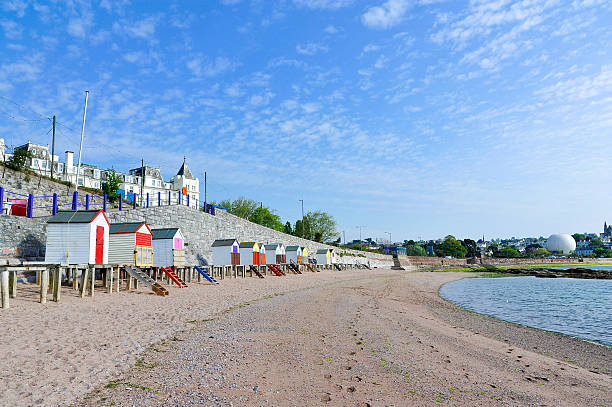 playa de torquay y cabañas, devon, reino unido - torquay fotografías e imágenes de stock