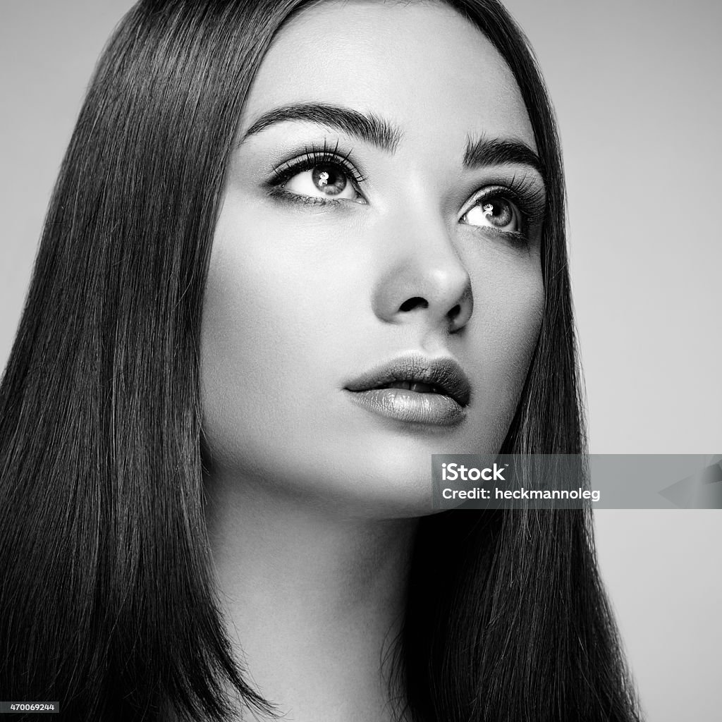 Một Hình Ảnh Đen Trắng Của Khuôn Mặt Của Một Người Phụ Nữ Xinh Đẹp ...