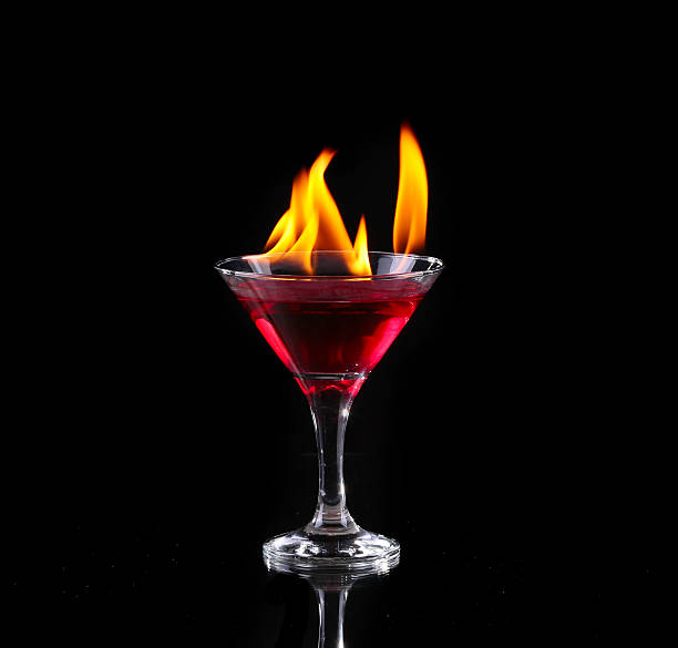 flaming cocktail auf schwarz - martini brand vermouth stock-fotos und bilder