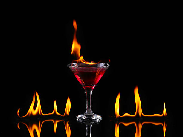 flaming cocktail auf schwarz - martini brand vermouth stock-fotos und bilder