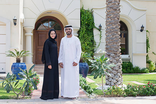 arab portrait de famille devant la maison - vibrant color outdoors vertical horizontal photos et images de collection