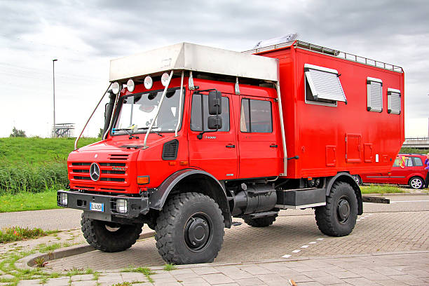 unimog u4000 - pick up truck red old 4x4 imagens e fotografias de stock