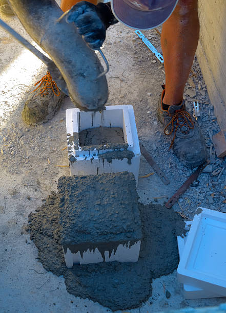 trabalhador prepara o poliestireno mofo para teste de concreto. - gray mold - fotografias e filmes do acervo