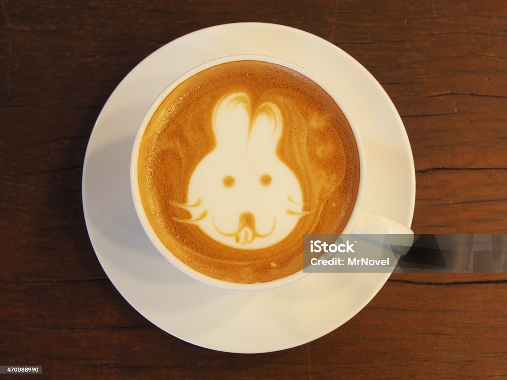 Latte art Kaffee auf dem Schreibtisch aus Holz. - Lizenzfrei Kaninchen Stock-Foto