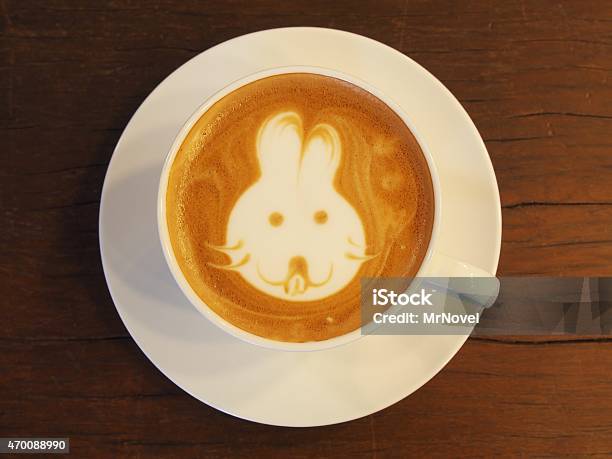 Latte Art Kaffee Auf Dem Schreibtisch Aus Holz Stockfoto und mehr Bilder von Kaninchen - Kaninchen, Milchkaffee, Gemaltes Bild