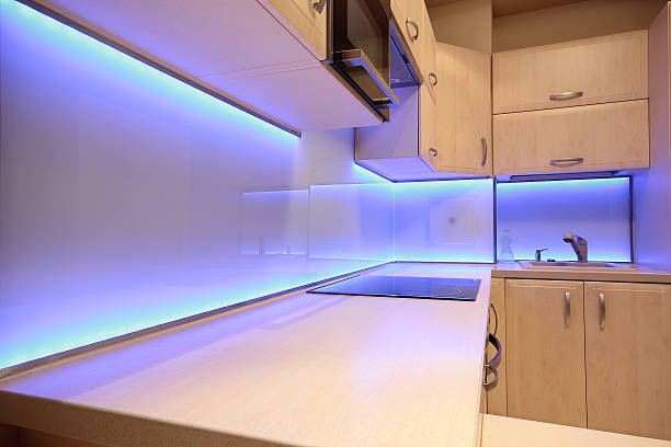 Lusso moderno con cucina viola illuminazione a LED - foto stock