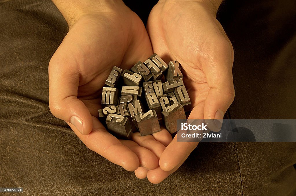 Mains tenant des lettres - Photo de Adulte libre de droits