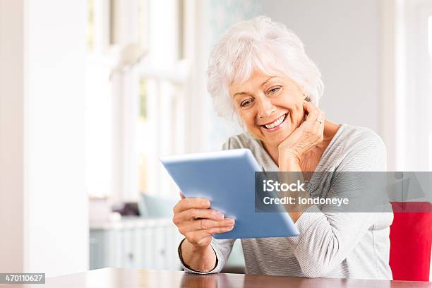 Starszy Kobieta Z Cyfrowego Tabletu - zdjęcia stockowe i więcej obrazów 60-69 lat - 60-69 lat, Aktywni seniorzy, Białe włosy