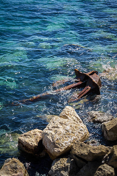 Grande ancora on the rocks - foto stock