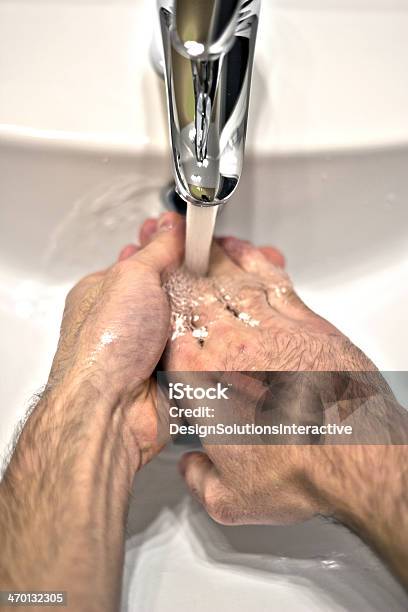 Lavarsi Le Mani - Fotografie stock e altre immagini di Acqua - Acqua, Ambientazione interna, Bagnato