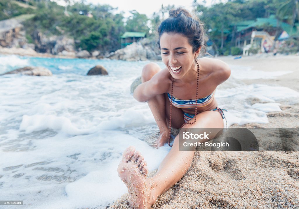 Yoga mujer con cuerpo Flexible s'extiende en la playa de arena - Foto de stock de 2015 libre de derechos