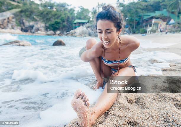 Yoga Mujer Con Cuerpo Flexible Sextiende En La Playa De Arena Foto de stock y más banco de imágenes de 2015