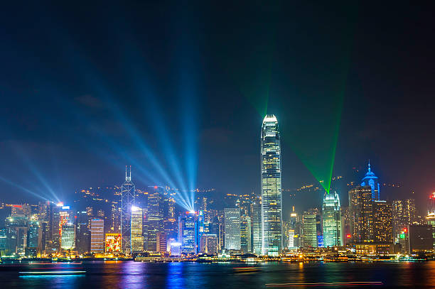 レーザ光輝く夜の高層ビル、ネオンの香港ハーバー - kowloon bay ストックフォトと画像