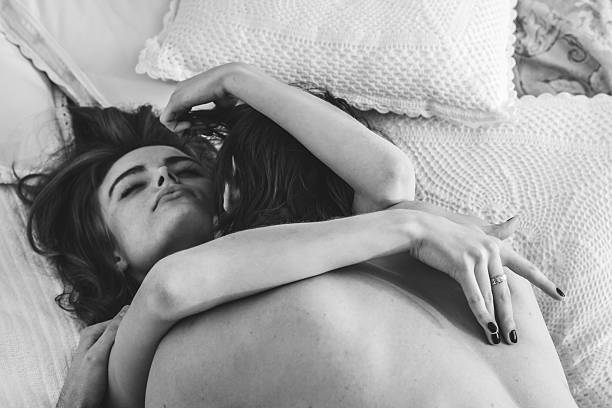 casal de jovens ter relações sexuais - orgasm kissing sex women imagens e fotografias de stock