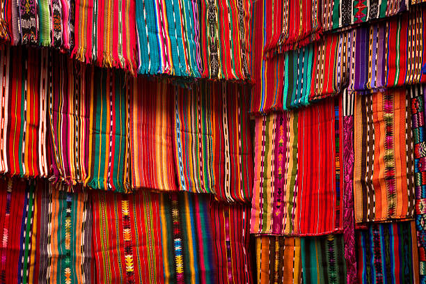 guatemaltekische textil-markt. - bedding merchandise market textile stock-fotos und bilder