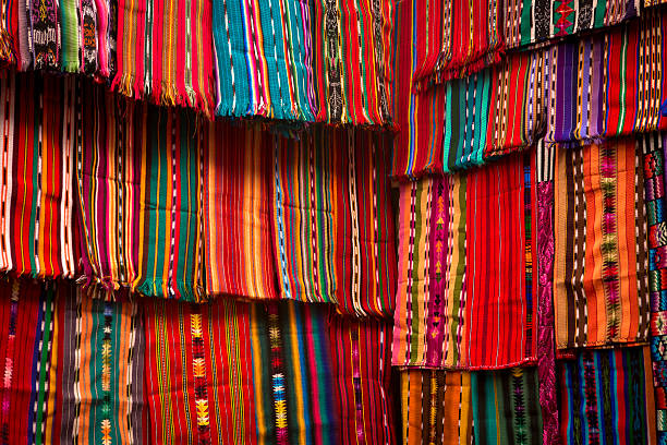tessuto mercato del guatemala. - bedding merchandise market textile foto e immagini stock