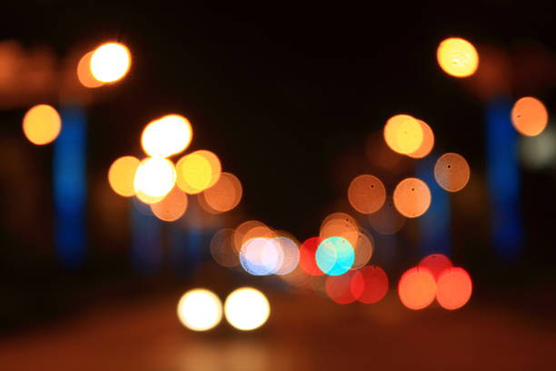 les lumières de la rue - street defocused car road photos et images de collection