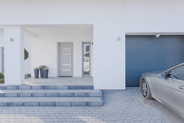 entrée de maison individuelle - house detached house garage outdoors photos et images de collection