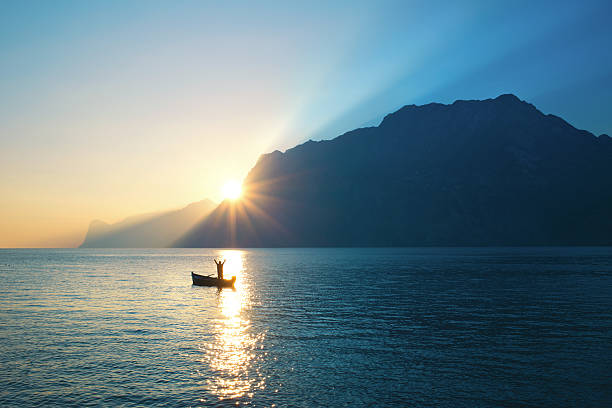 blissed hombre en una canoa exulted con vista sorprendente - lake tranquil scene landscape zen like fotografías e imágenes de stock