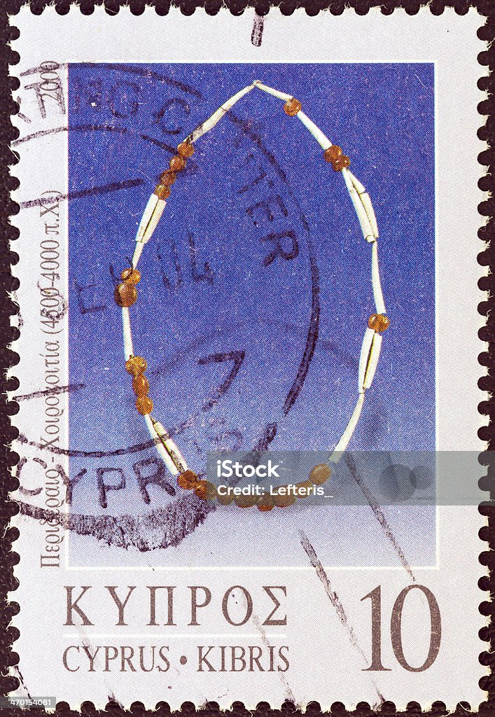 Timbro cipriota mostra una collana da Khirokitia (2000) - Foto stock royalty-free di Antica civiltà