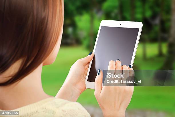 Foto de Jovem Mulher Com Tablet Digital e mais fotos de stock de Adulto - Adulto, Agenda Eletrônica, Branco