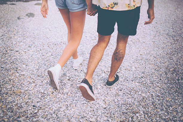 recortar imagen de un hipster pareja caminando de piernas - couple old fashioned hipster holding hands fotografías e imágenes de stock