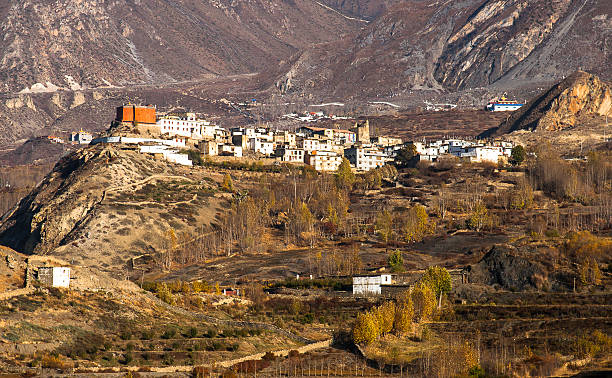 vista do vilarejo jharkot - tibet monk architecture india - fotografias e filmes do acervo