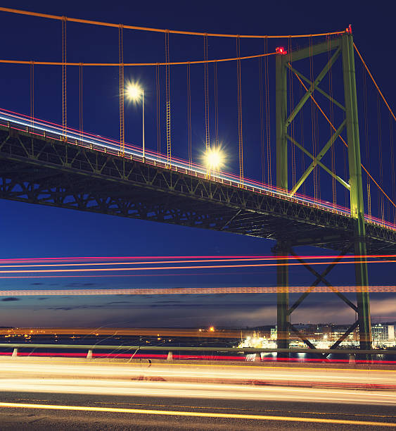 dessus du pont de signalisation - halifax nova scotia vertical traffic photos et images de collection