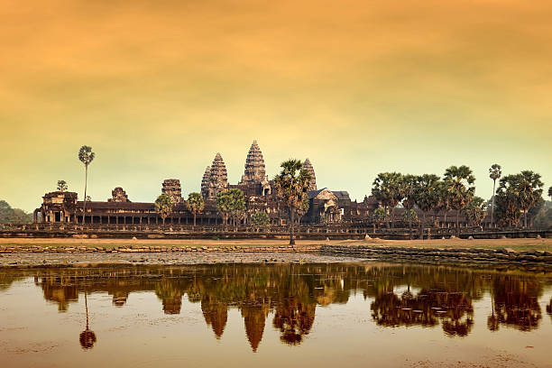 angkor wat w zachód słońca - wat angkor thom zdjęcia i obrazy z banku zdjęć