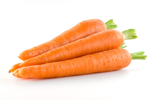 Zanahoria. Pila de verduras Aislado en blanco photo