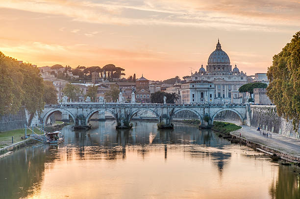 ponte sant'angelo (hadrian-brücke) in rom, italien - aelian bridge stock-fotos und bilder