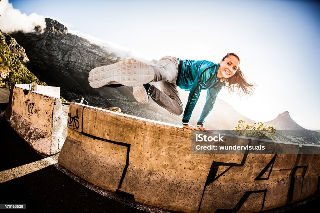 Teen Breakdance Mädchen, die ein parkour- springen über eine Wand - Lizenzfrei Le Parkour Stock-Foto