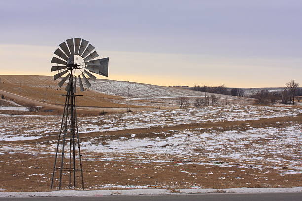 moinho de vento ergue-se no nebraska prairie - prairie farm winter snow - fotografias e filmes do acervo
