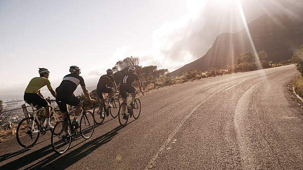 sur la route - triathlon cycling bicycle competition photos et images de collection