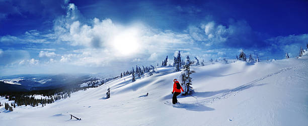 ski alpin skifahren in den bergen gegen sonnenuntergang - dragobrat stock-fotos und bilder