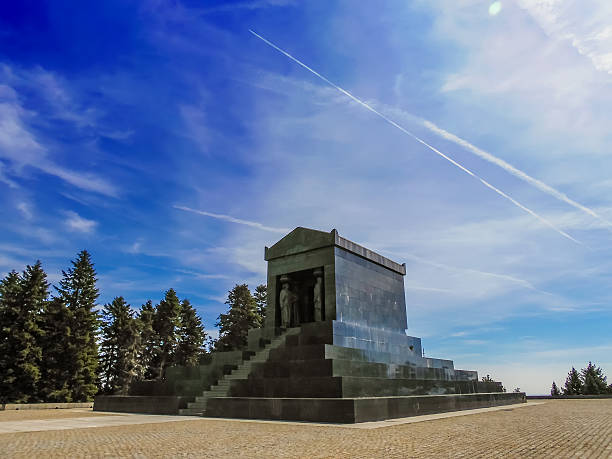 istock Monument to the Unknown Hero in Belgrade 470172390