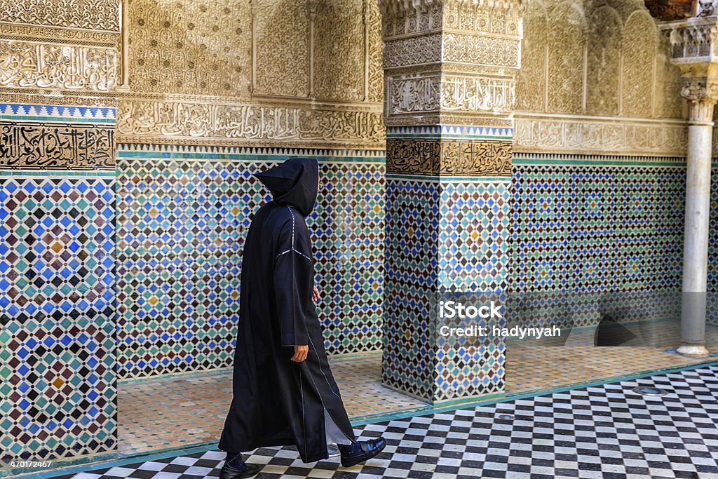Maroccan uomo a piedi all'interno di Attarin Medersa di Fes, Marocco - Foto stock royalty-free di Adulto