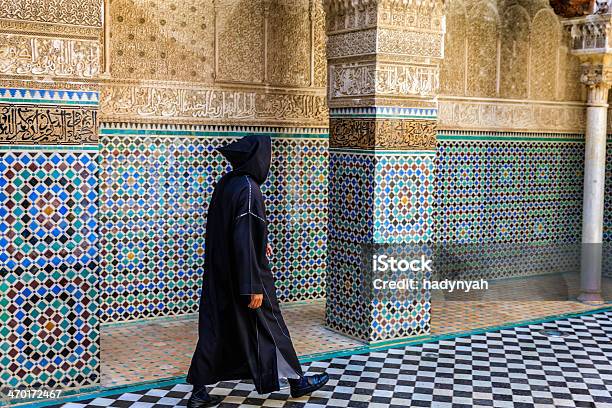 Maroccan Uomo A Piedi Allinterno Di Attarin Medersa Di Fes Marocco - Fotografie stock e altre immagini di Adulto