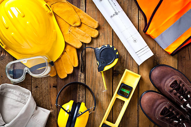 roupa de segurança pessoal e tomada diretamente acima do projeto de construção - vestuário para proteção - fotografias e filmes do acervo