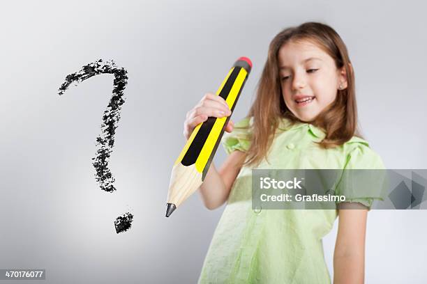 너무해 소녀만 쓰기 자이언트 연필 물음표 4-5세에 대한 스톡 사진 및 기타 이미지 - 4-5세, 6-7 살, 개념