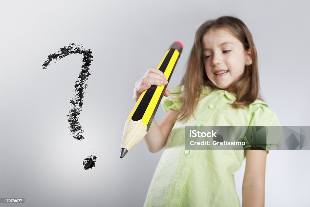 Menina loira escrevendo gigante com lápis de Interrogação - Foto de stock de 4-5 Anos royalty-free