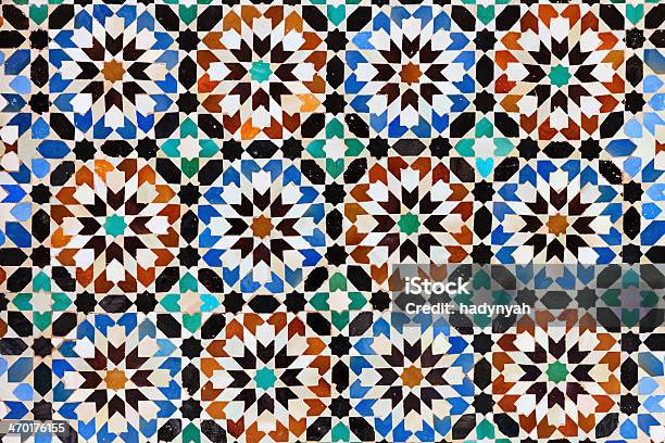 Арабский Мозаика На Али Бен Юсеф Медресе В Марракеше Марокко — стоковые фотографии и другие картинки Мавританский