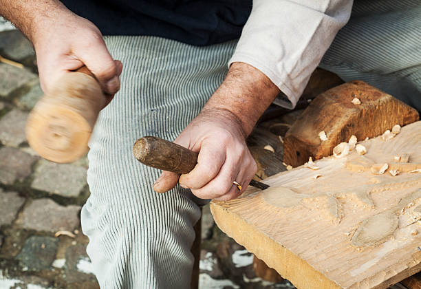 manos escultura de madera, los detalles - work tool chisel wood mallet fotografías e imágenes de stock