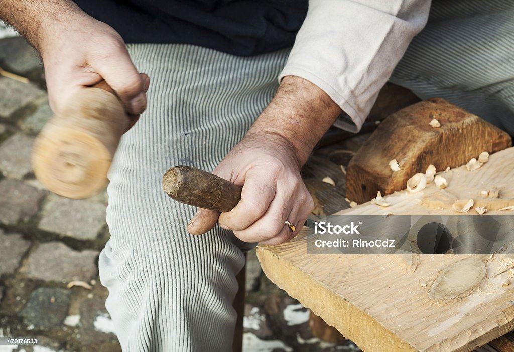 Mãos escultura em madeira, detalhe - Foto de stock de Bastão - Martelo royalty-free