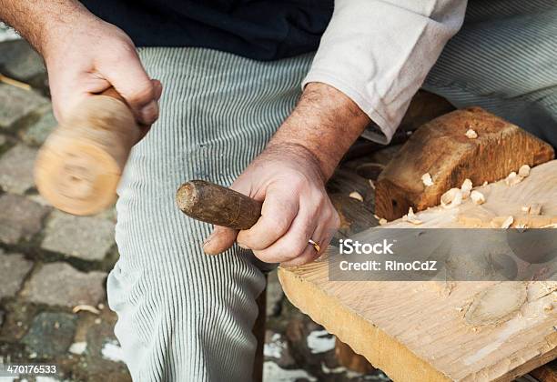 Foto de Mãos Escultura Em Madeira Detalhe e mais fotos de stock de Bastão - Martelo - Bastão - Martelo, Carpinteiro, Madeira